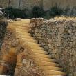Escalier et voûte en pierre sèche. 